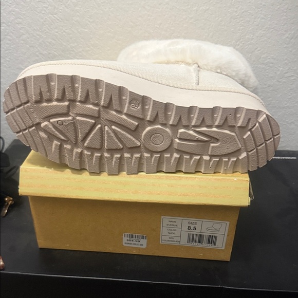 Elegant Cream Faux Fur Ankle Boots - Picture 4 of 4